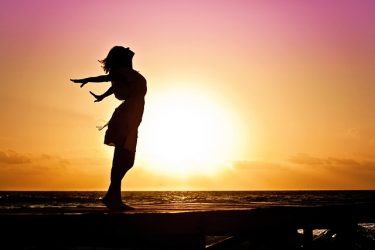 女性が起業して成功するまでの4つの流れ